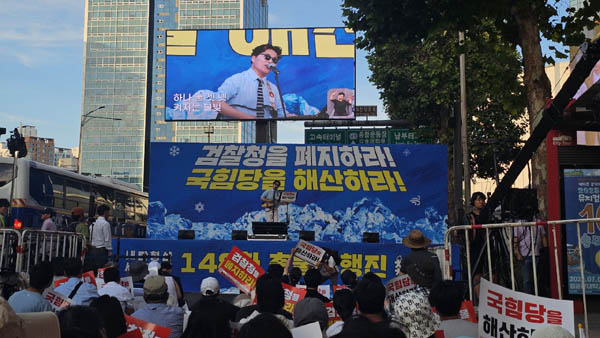 가수 백자가 무대에 올랐다. [사진 - 통일뉴스 하태한 통신원]