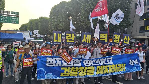 오늘도 강남역 CGV까지 행진했다. [사진 - 통일뉴스 하태한 통신원]