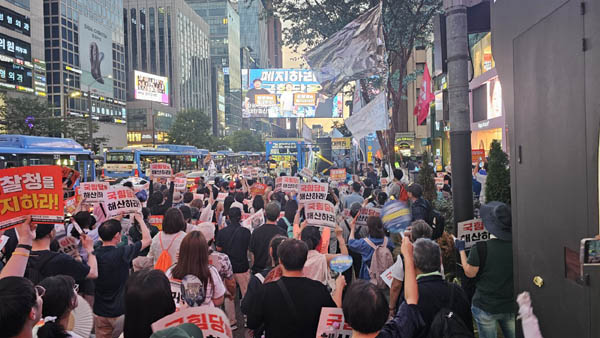다음주 촛불대행진은 서울 시청앞 전국집중 집회를 예고했다. [사진 - 통일뉴스 하태한 통신원]