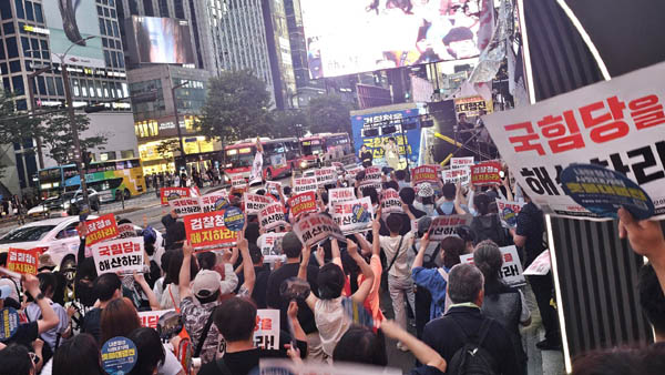 어둠이 내리고 정리집회가 시작됐다. [사진 - 통일뉴스 하태한 통신원]