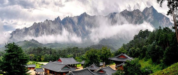 병풍처럼 서 있는 금강산 기암괴석. [사진-노동신문 갈무리]