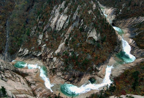 금강산 상팔담. [사진-노동신문 갈무리]