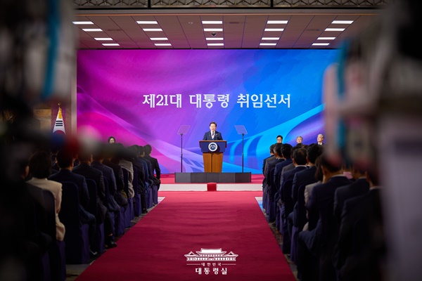 지난 6월 4일 국회 본청 로텐더홀에서 21대 대통령으로 취임선서한 이 대통령. [사진-대통령실]