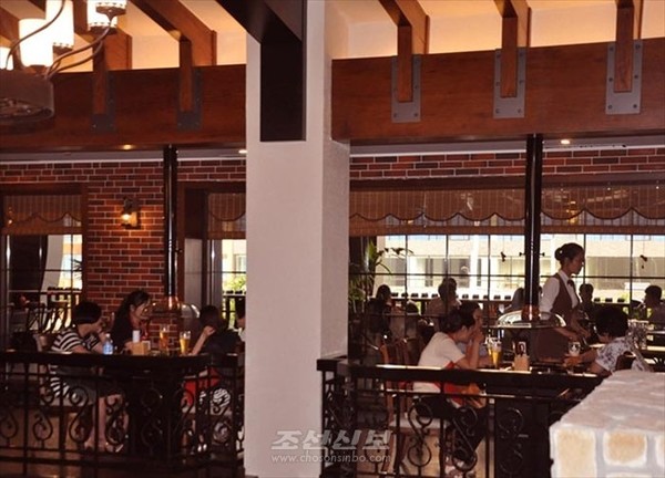 화성락원불고기식당을 찾은 손님들. [사진-조선신보 갈무리]