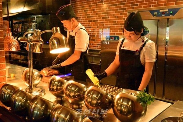 화성락원불고기식당의 종업원들. [사진-조선신보 갈무리]