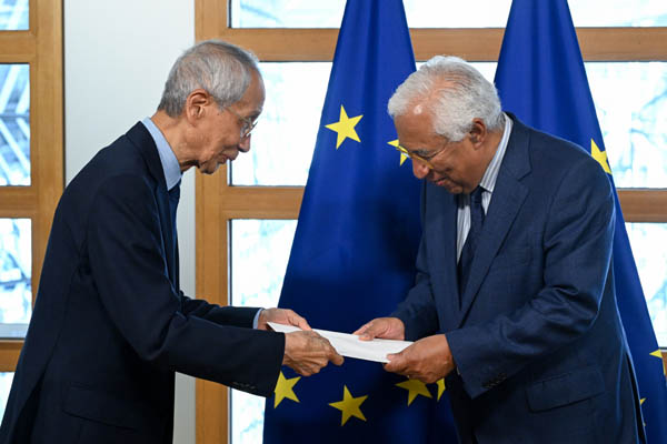 윤여준 대통령 EU 특사단 단장은 15일 오후(현지시간) 안토니우 코스타 EU 정상회의 상임의장과 만나 한-EU 관계 강화에 대한 대통령의 메시지를 담은 친서를 직접 전달했다. [사진 제공 - 외교부]