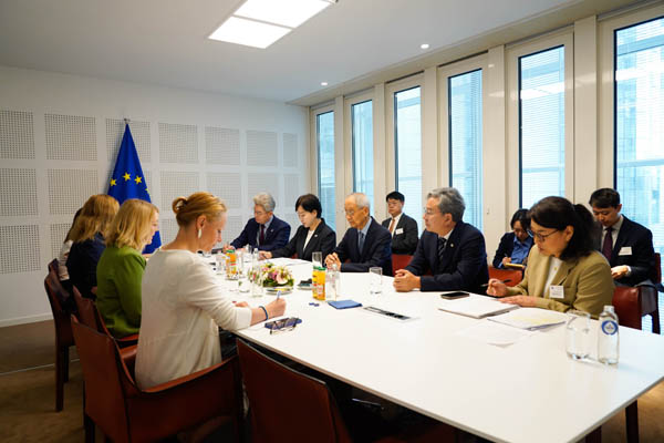 대통령 EU 특사단은 16일 오전 크리스텔 샬데모세 유럽의회 부의장을 만났다. [사진 제공 - 외교부]