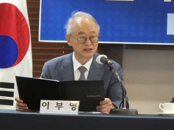 이부영 동아자유언론수호투쟁위원회 위원장이 원로성명을 낭독했다. [사진-통일뉴스 이승현 기자]