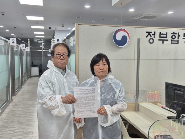 이적 목사와 한명희 전 대표가 안학섭 선생의 조속한 송환을 촉구하는 요청서를 정부 당국에 전달했다. [사진-통일뉴스 이승현 기자]