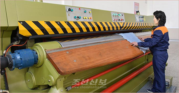 평양가죽이공장 작업 모습. [사진-조선신보 갈무리]