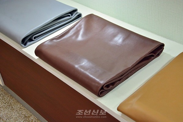 평양가죽이공장의 제품들. [사진-조선신보 갈무리]