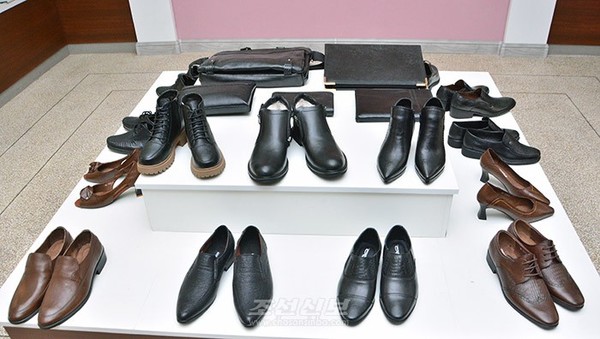 평양가죽이공장의 구두제품들. [사진-조선신보 갈무리]