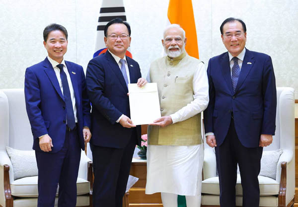 김부겸 전 국무총리를 단장으로 하는 대통령 인도 특사단이 인도 뉴델리를 방문하여 17일 모디 인도 총리에게 이재명 대통령의 친서를 전달했다. [사진 제공 - 외교부]