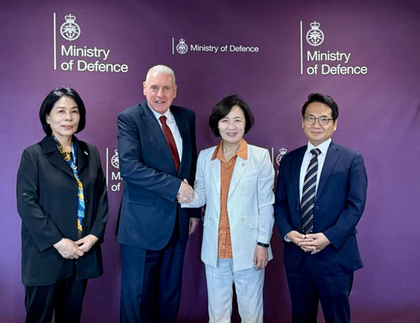 영국 특사단은 18일 버논 코커(Vernon Coaker) 국방부 국무상과 면담했다. [사진 제공 - 외교부]