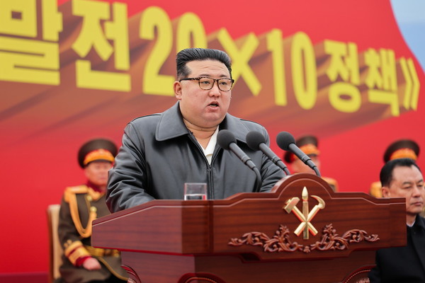 지난해 2월 28일 처음으로 진행된 평남 성천군 지방공업공장 준공식. 김 위원장은 "이 땅에 태를 묻은 사람이라면 수도에서 살든 지방에서 살든, 도시에서 살든 산골마을에서 살든 똑같이 국가의 사회주의시책하에서 유족하고 문명한 생활을 누려야 하며 또 반드시 그렇게 되게 하자는 것이 새로운 지방발전정책의 핵"이라며, 새 정책에 대해 당원들과 인민들이 적극 지지찬동하고 있으니 그 실현 승산은 이미 확정되어 있다고 목소리를 높였다. [사진-노동신문]