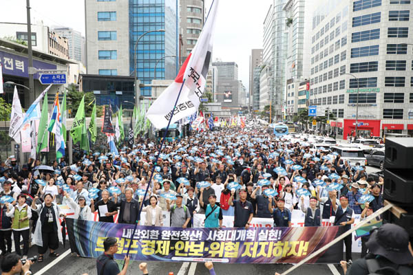 민주노총이 7월 19일 오후 서울 을지로입구역 인근에서 ‘광장의 힘으로 새로운 세상 쟁취!’를 슬로건으로 내건 ‘2025 총파업·총력투쟁 대행진’을 개최하고 서울 명동 세종호텔 농성장까지 행진했다. [사진 – 통일뉴스 김래곤 통신원]