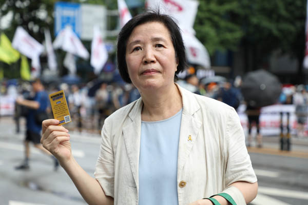 박미자 ‘국가보안법 7조부터폐지운동 시민연대’ 대표가 오늘 오후 3시, 을지로입구에서 열린 ‘2025 민주노총 총파업·총력투쟁 대행진’ 현장에서, 국가보안법 폐지 5만 입법청원용 QR코드가 인쇄된 명함을 1만 명의 조합원에게 나누어 주었다. [사진 – 통일뉴스 김래곤 통신원]