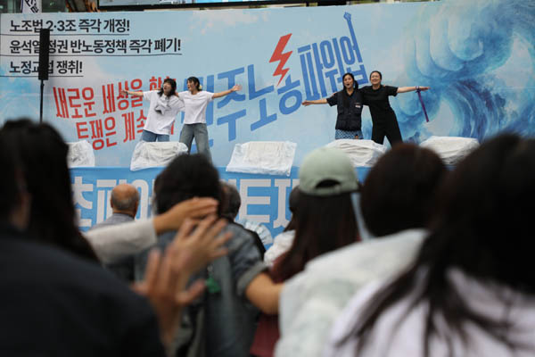 전 비상행동 자원봉사단이 율동공연을 하고 있다. [사진 – 통일뉴스 김래곤 통신원]