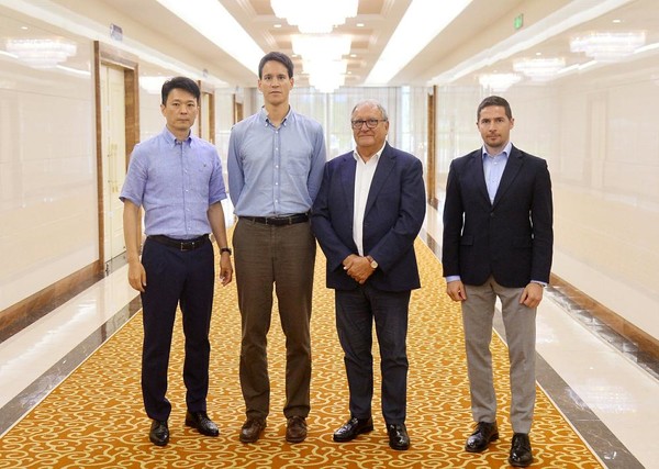 프라카리 위원장을 단장으로 하는 세계야구 및 소프트볼연맹 대표단이 19일 평양에 도착하였다. [사진-노동신문 갈무리]