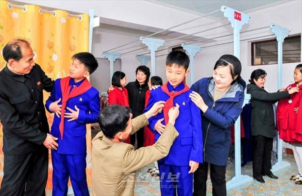 북한 지방공업성에서 ‘3인자 호수 체계’에 의한 교복생산방법을 완성해, 2025학년도를 맞아 신입생들에게 교복이 공급되었다. [사진-조선신보 갈무리]