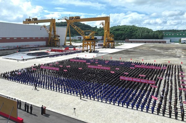 북한에서 ‘최현’급 구축함 3호함 건조를 위한 남포조선소 종업원궐기모임이 21일 현지에서 진행되었다. [사진-노동신문 갈무리]