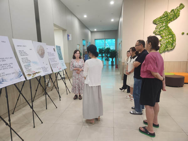 작가들이 작품을 설명하고 있다. [사진 - 통일뉴스 위영금 통신원]