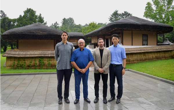 평양을 방문중인 리카르도 프라카리 위원장을 단장으로 하는 세계야구소프트볼연맹(WBSC) 대표단이 22일 만경대를 방문했다. [사진-민주조선]