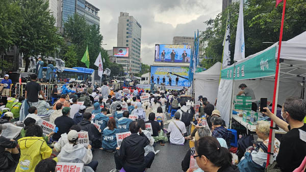 촛붛행동은 19일 서울 시청역 앞에서 149차 전국집중 ‘내란청산 국민주권실현 촛불대행진’을 개최했다. [사진 - 통일뉴스 하태한 통신원]