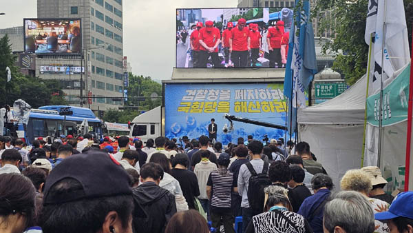 채수근 해병대원의 추모 2주기를 맞아 추모 묵념을 하였다. [사진 - 통일뉴스 하태한 통신원]