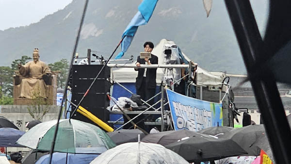 김지선 촛불행동 공동대표의 사회로 정리집회가 열렸다. [사진 - 통일뉴스 하태한 통신원]