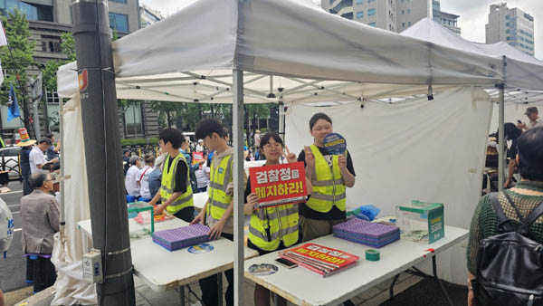 젊은 자원봉사자들. [사진 - 통일뉴스 하태한 통신원]