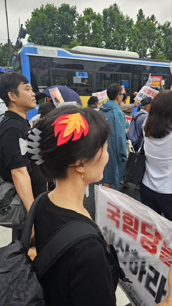 수제 촛불 머리핀. [사진 - 통일뉴스 하태한 통신원]