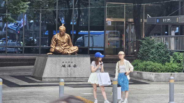 종로 1가 영풍문고 쪽에 자리잡은 '녹두장군 전봉준' 상. [사진 - 통일뉴스 하태한 통신원]