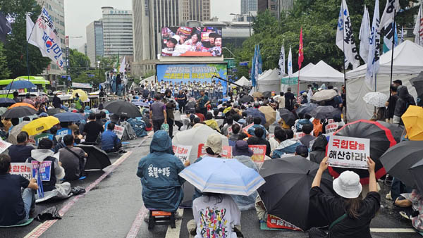 비가 오면 우산을 쓰고... [사진 - 통일뉴스 하태한 통신원]