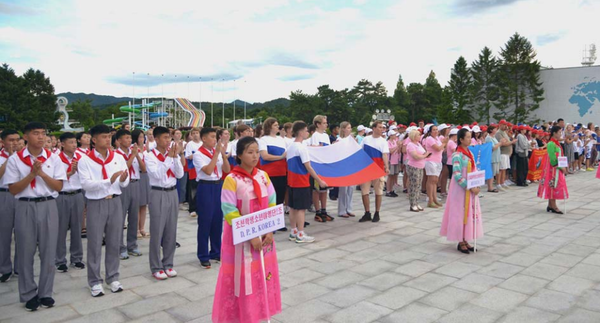 북한과 러시아의 학생·소년들이 참가하는 송도원국제소년단야영소 친선야영 입소식이 22일 진행됐다. [사진-민주조선]