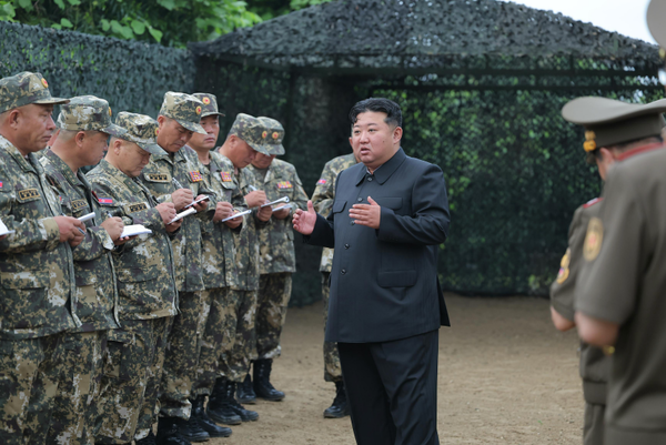 김정은 국무위원장이 23일 총참모부 계획에 따라 진행되는 대연합부대 포병구분대들의 사격훈련경기를 참관하면서 "날로 급변하는 현대전장의 가혹하고 첨예한 환경에 맞게 우리 식의 포병전술과 전투조법들을 부단히 혁신적으로, 급진적으로 진화시켜나가야 한다"고 강조했다. [사진-노동신문]