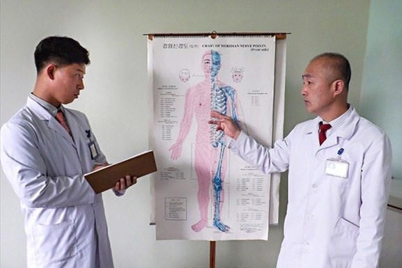 훈증치료방법을 연구한 평양시제2종합병원 순환기내과 조일준 과장(오른쪽). [사진-조선신보 갈무리]