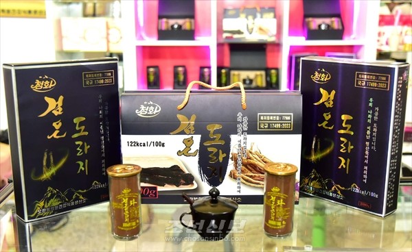 모란봉락원건강식품생산소에서 새로 개발한 기능성 건강식품인 '검은 도라지' [사진-조선신보 갈무리]