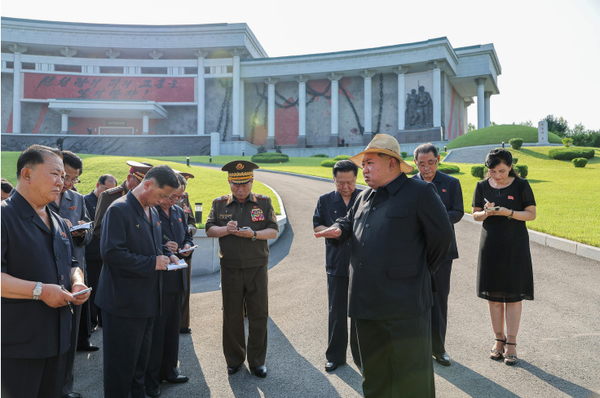 김정은 국무위원장이 지난 24일 당정군 고위간부들과 함께 신천계급교양관을 참관했다. [사진-노동신문]