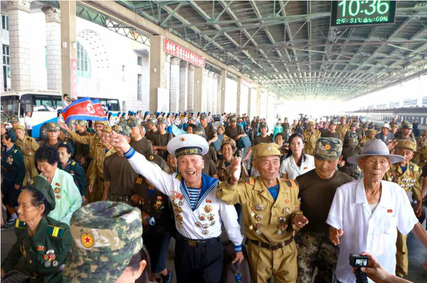 '조국해방전쟁 72돌 경축행사'에 초대된 전쟁노병들과 전시공로자들이 25일 평양에 도착했다. [사진-노동신문]