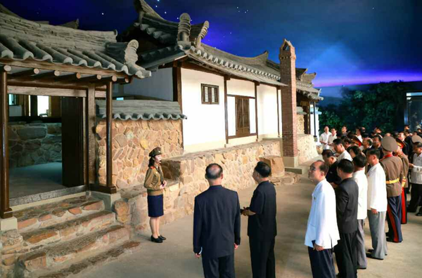 한국전쟁시 북한군 최고사령부 지휘처를 참관하는 당정군 고위간부들 [사진-노동신문] 