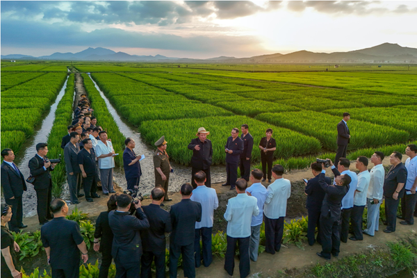 김정은 국무위원장이 24일 '논판양어'에서 큰 성과를 거둔 군 후방기지를 찾아 실태 파악을 한 뒤 동행한 간부들에게 '보여주기사업' 등을 적극 추진할 것을 지시했다. [사진-노동신문]