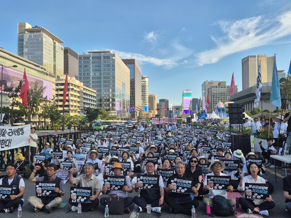 자주통일평화연대(평화연대)와 전국민중행동, 불평등한한미SOFA개정국민연대는 26일 저녁 서울 광화문광장 북측도로에서 '이땅은 미국의 전쟁기지가 아니다! 굴욕동맹에 저항하자!'는 주제로 '정전 72년, 7.27자주평화대회'를 개최했다. [사진-통일뉴스 이승현 기자]