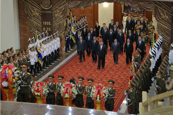 김정은 국무위원장이 26일 당정군 지도간부들과 함께 조국해방전쟁승리기념관을 찾았다. [사진-노동신문] 