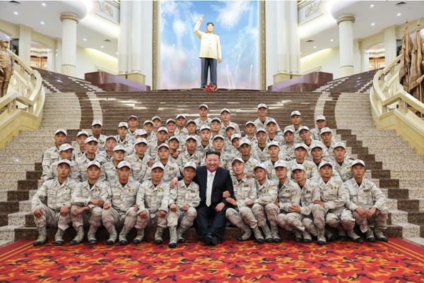 김 위원장은 조국해방전쟁승리기념관에서 특별초청한 포병부대 지휘관, 병사들과 기념촬영을 했다. [사진-노동신문]