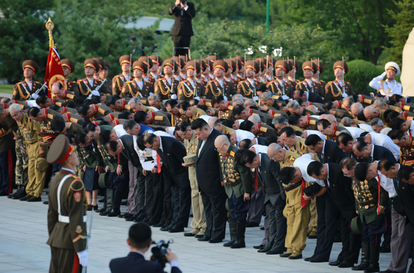 전쟁노병들과 함께 조국해방전쟁 참전열사묘를 참배한 김 위원장. [사진-노동신문]