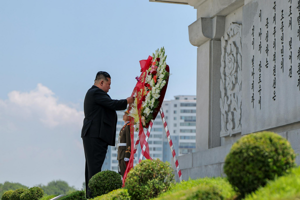 우의탑에 헌화하는 김 위원장. [사진-노동신문]