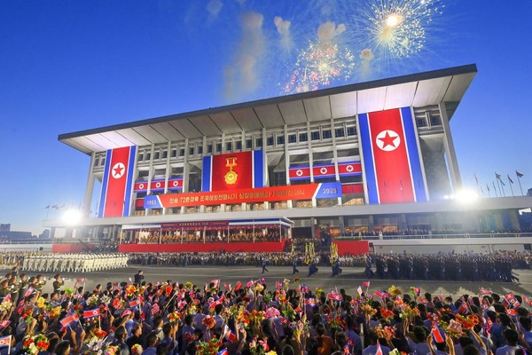 북한에서 ‘전승절’이라 부르는 7.27정전협정일을 맞아 전승을 기념하는 갖가지 행사가 진행됐다. 사진은 조국해방전쟁시기 상징종대들의 기념행진의식 장면. [사진-노동신문 갈무리]