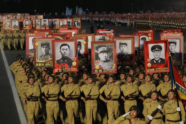 조국해방전쟁시기 상징종대들의 기념행진의식. [사진-노동신문 갈무리]