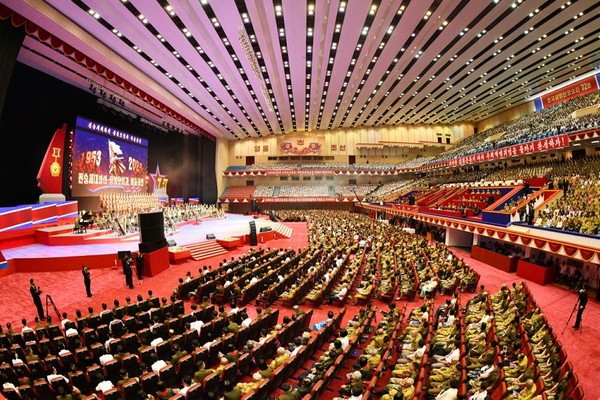 전승세대와의 상봉모임. [사진-노동신문 갈무리]